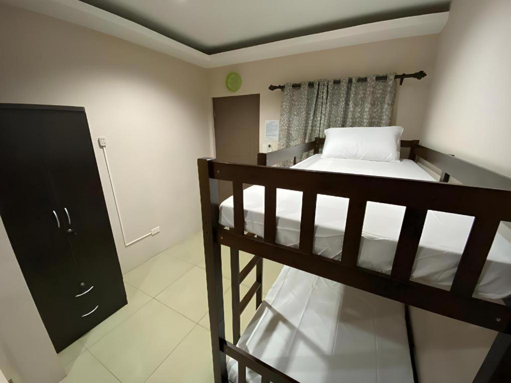 Oyo 766 Ichehan Apartments Manila Esterno foto