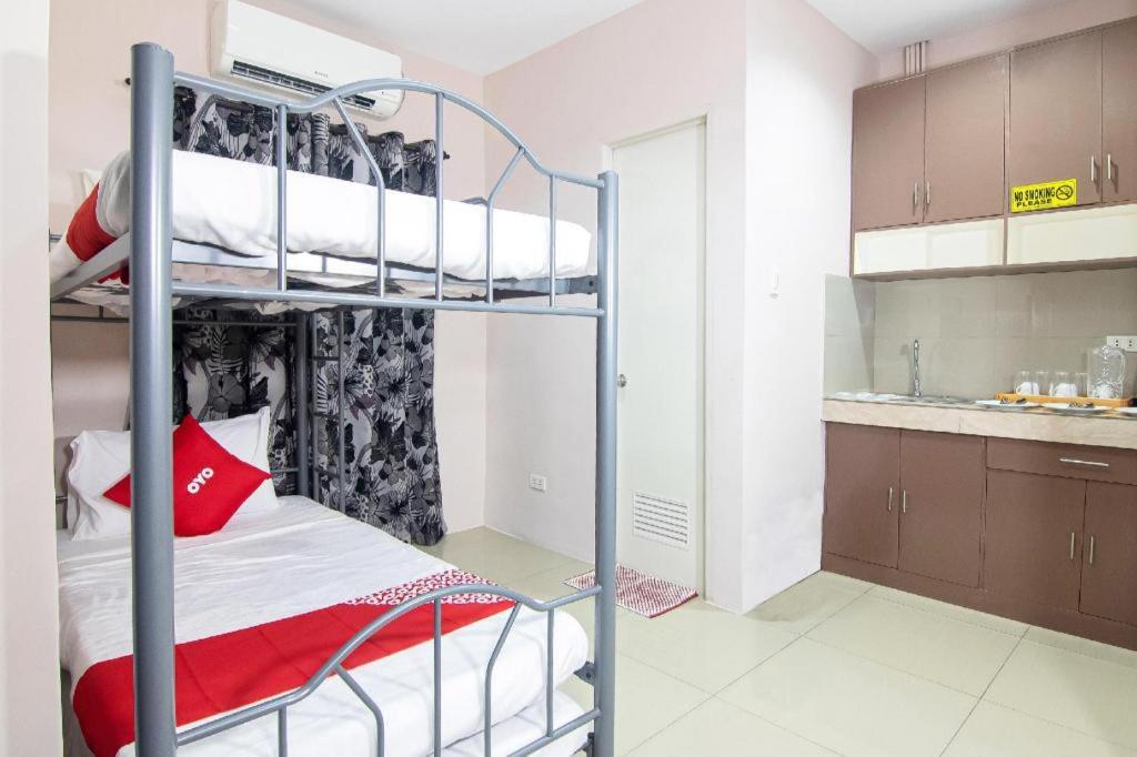 Oyo 766 Ichehan Apartments Manila Esterno foto