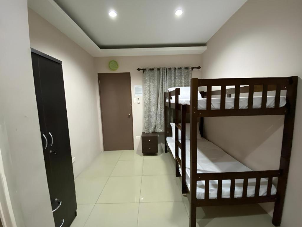 Oyo 766 Ichehan Apartments Manila Esterno foto