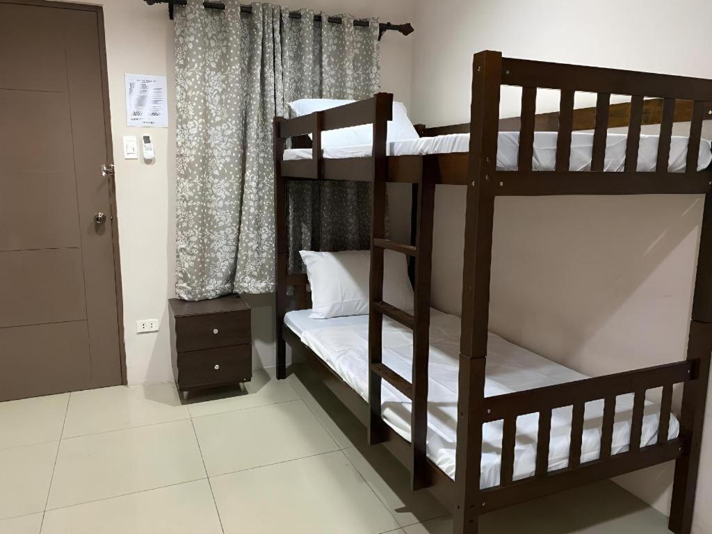 Oyo 766 Ichehan Apartments Manila Esterno foto