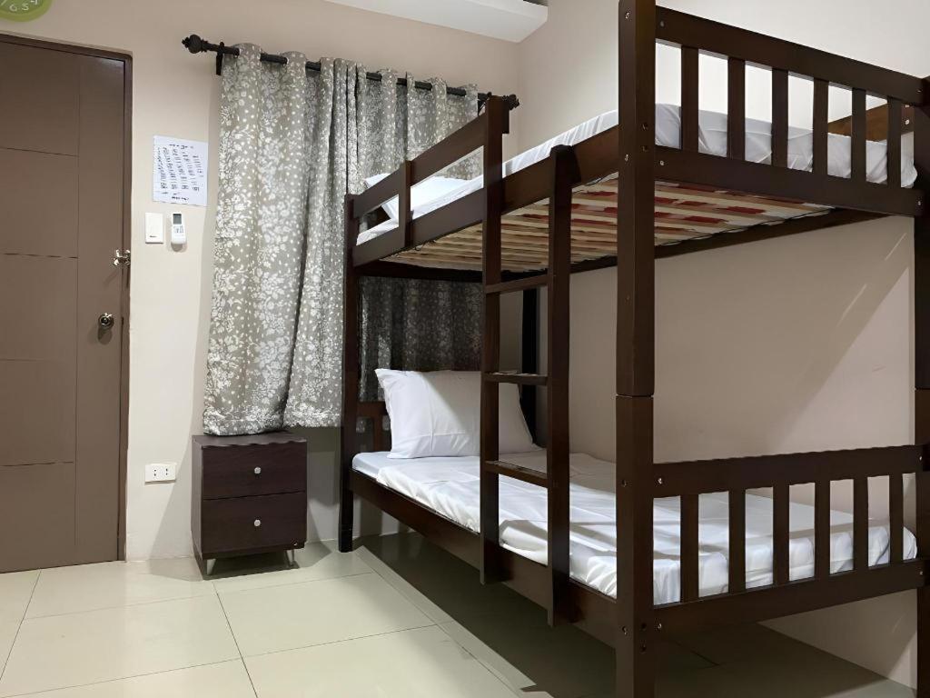 Oyo 766 Ichehan Apartments Manila Esterno foto