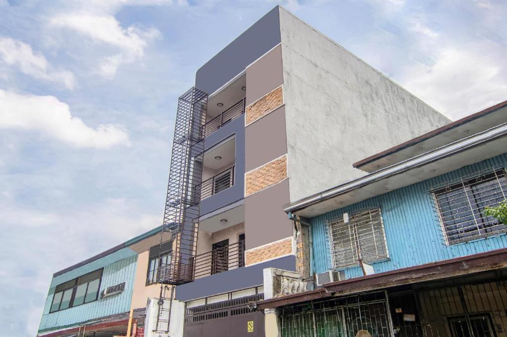 Oyo 766 Ichehan Apartments Manila Esterno foto