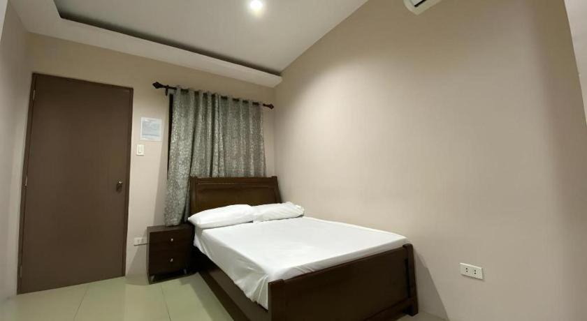 Oyo 766 Ichehan Apartments Manila Esterno foto