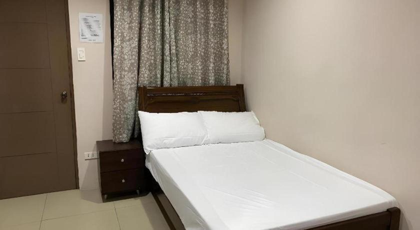 Oyo 766 Ichehan Apartments Manila Esterno foto
