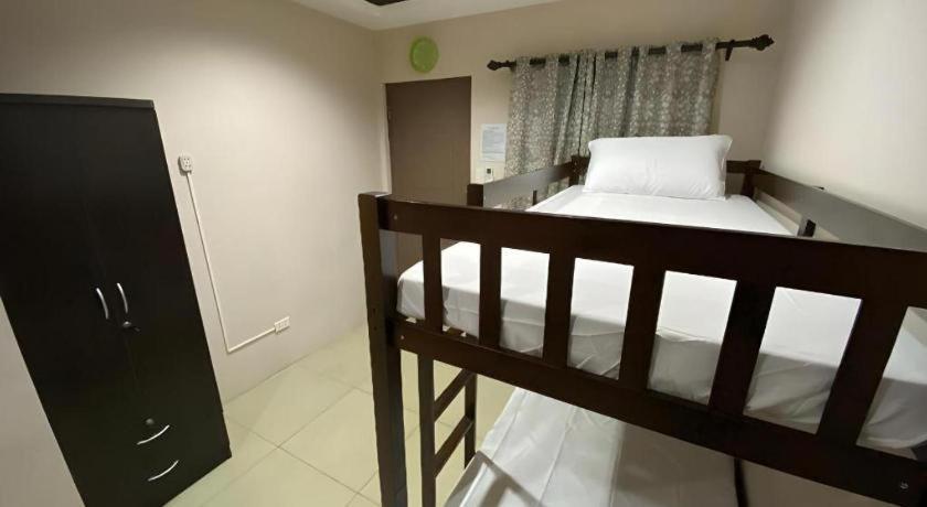 Oyo 766 Ichehan Apartments Manila Esterno foto